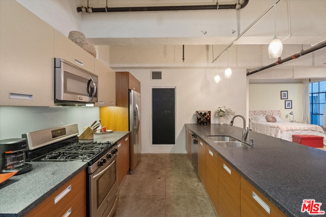 746 S Los Angeles St Unit: 403