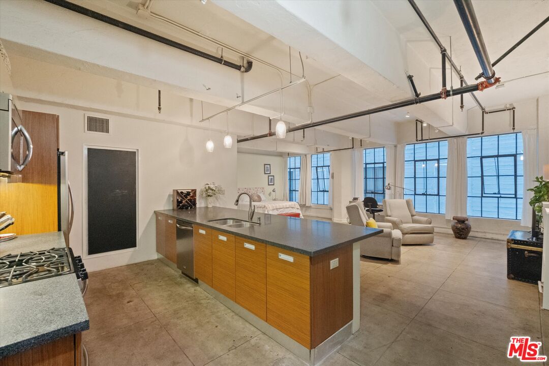 746 S Los Angeles St Unit: 403