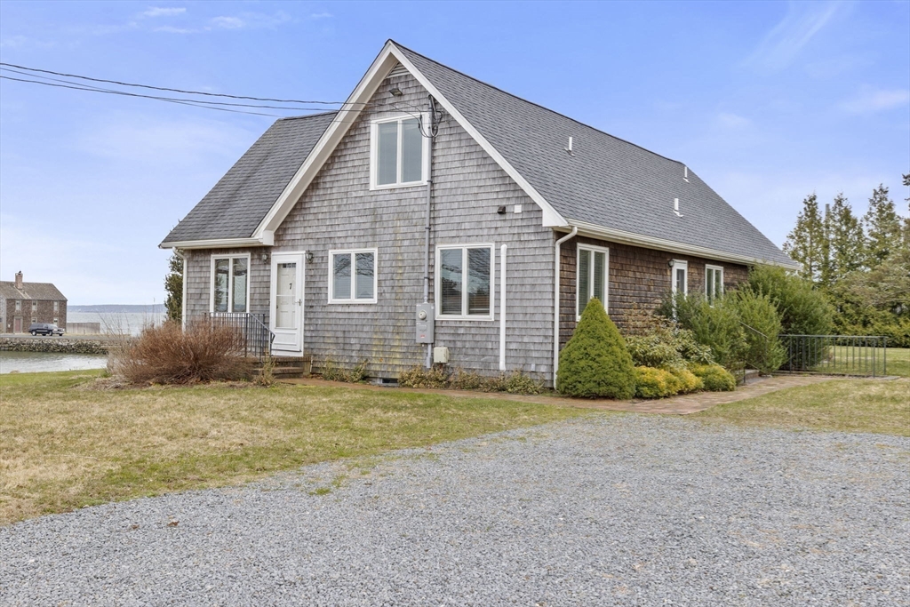 7 Pebble Ln
