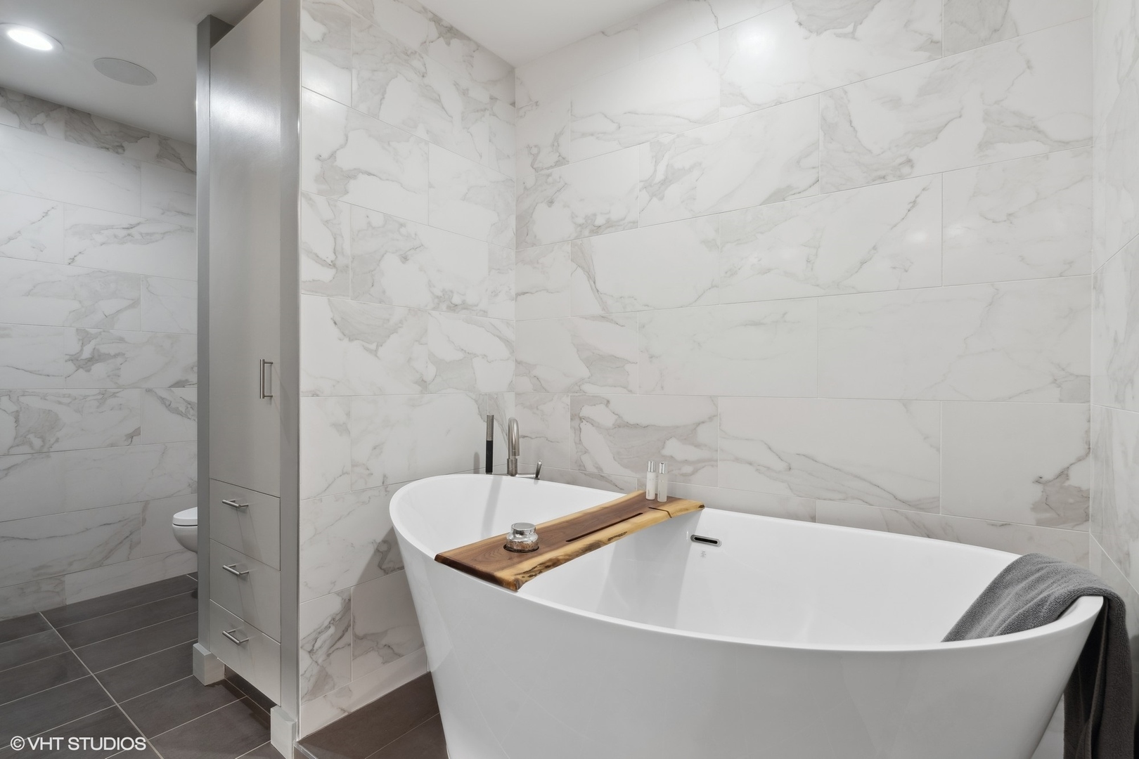 57 E Delaware Place Unit: 1705