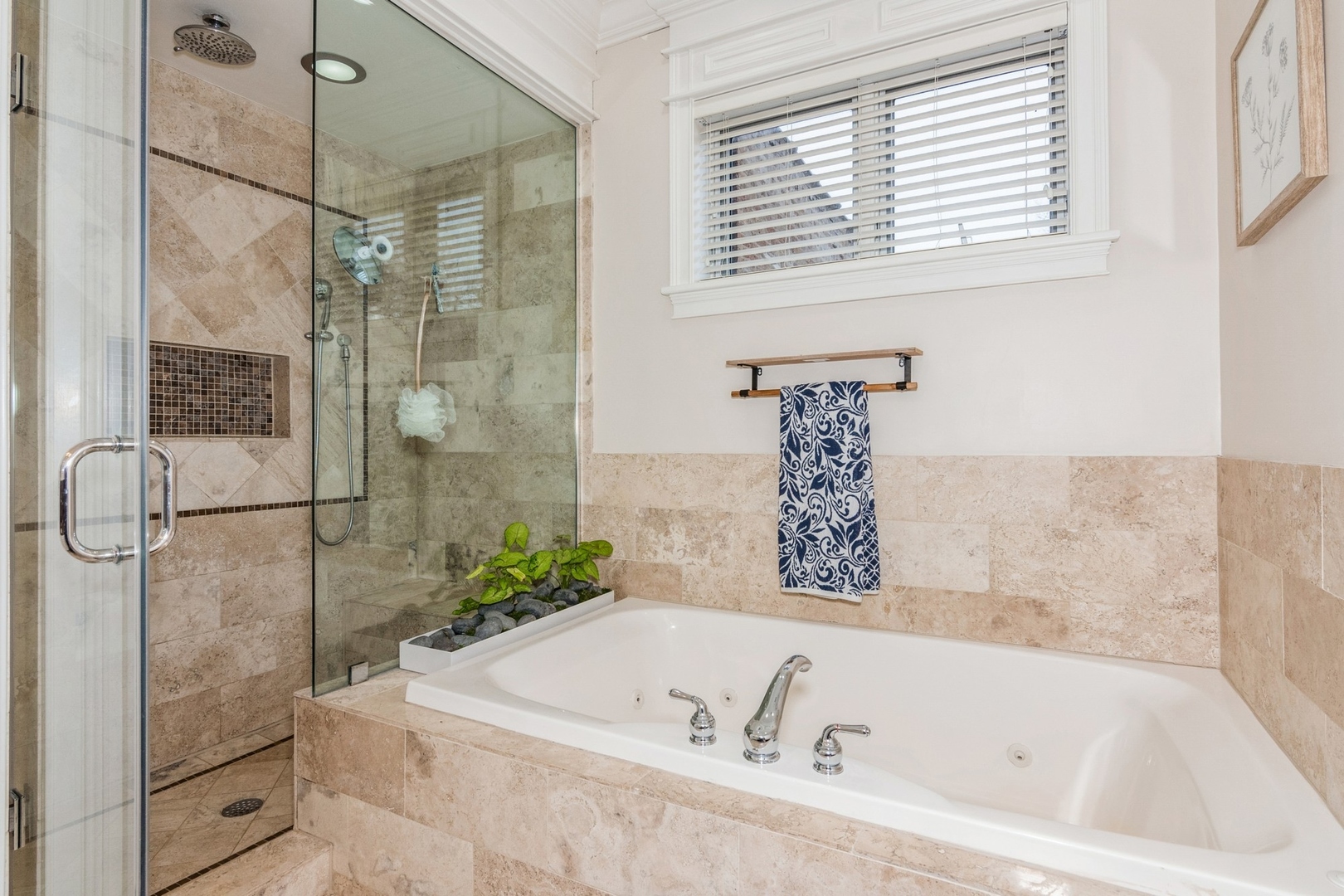 3057 N CLYBOURN Avenue Unit: 2N