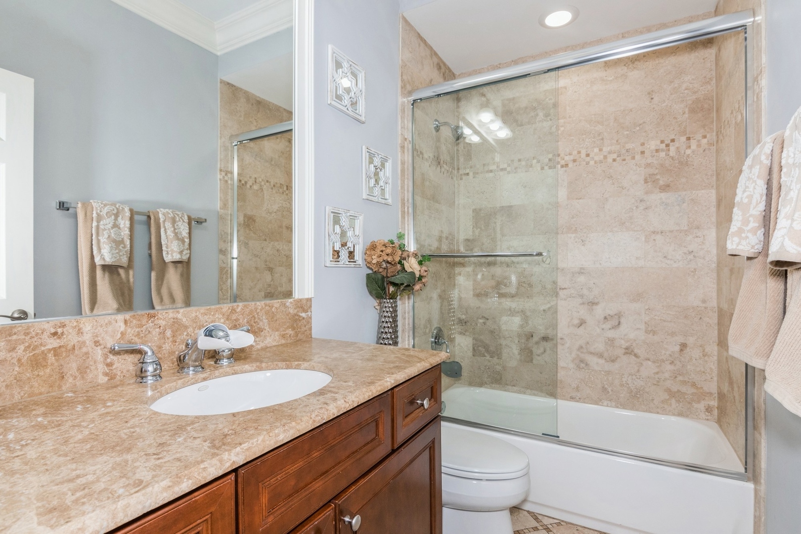 3057 N CLYBOURN Avenue Unit: 2N