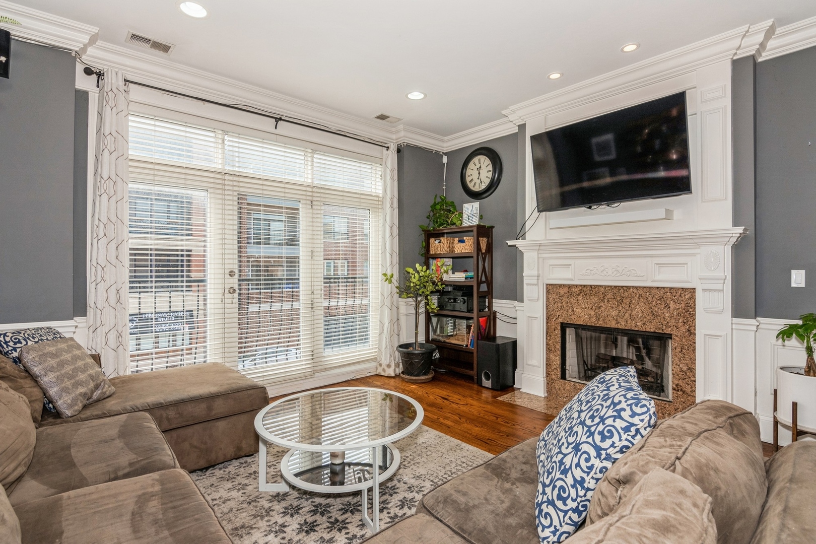 3057 N CLYBOURN Avenue Unit: 2N