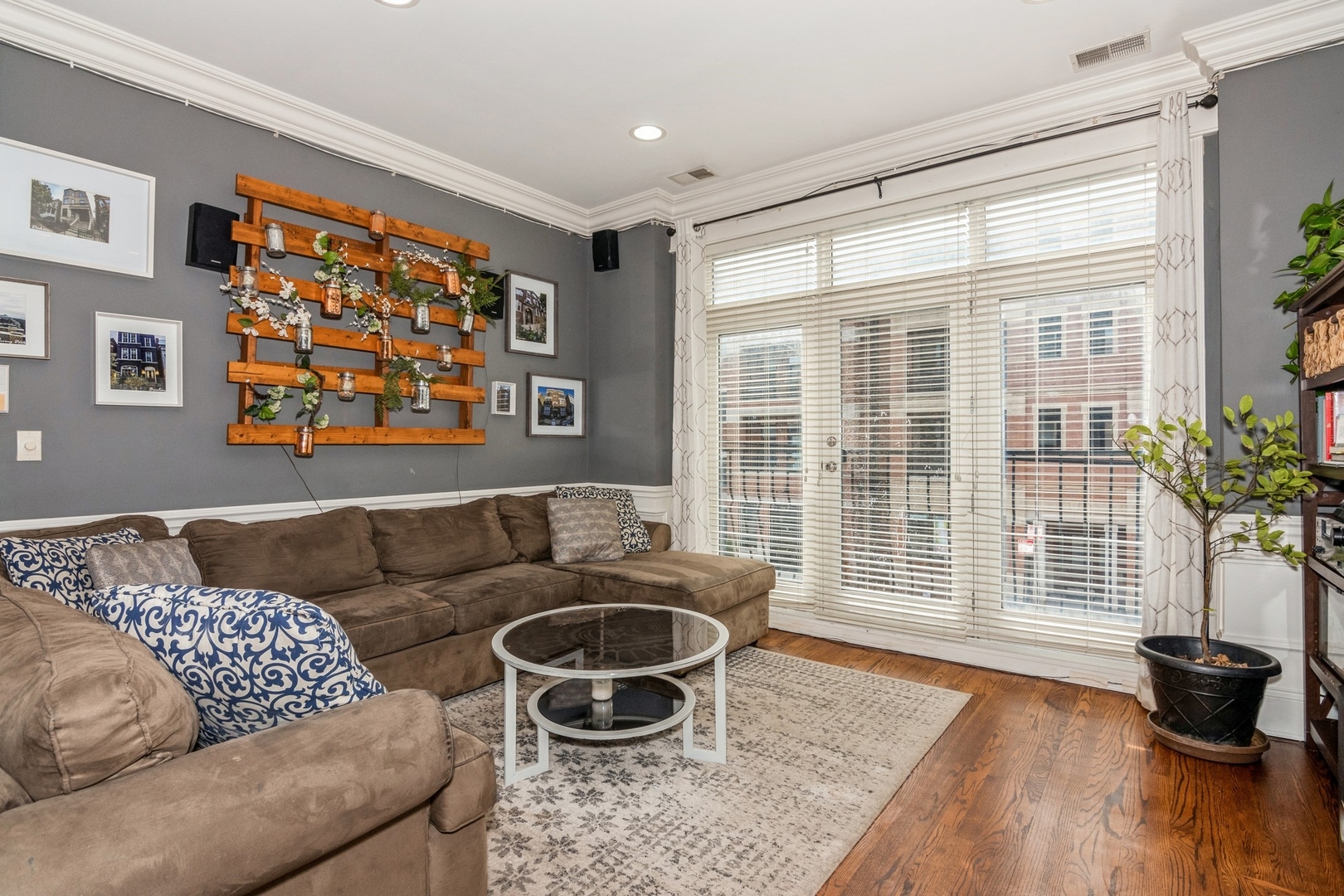 3057 N CLYBOURN Avenue Unit: 2N