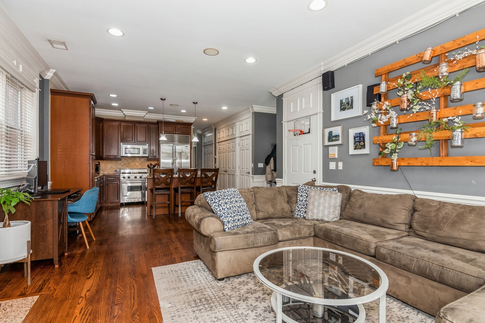 3057 N CLYBOURN Avenue Unit: 2N