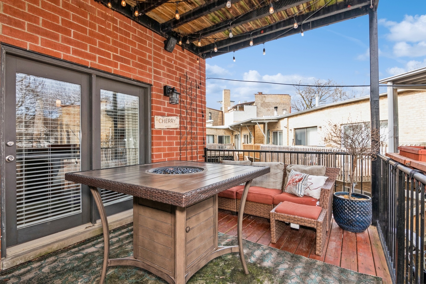 3057 N CLYBOURN Avenue Unit: 2N