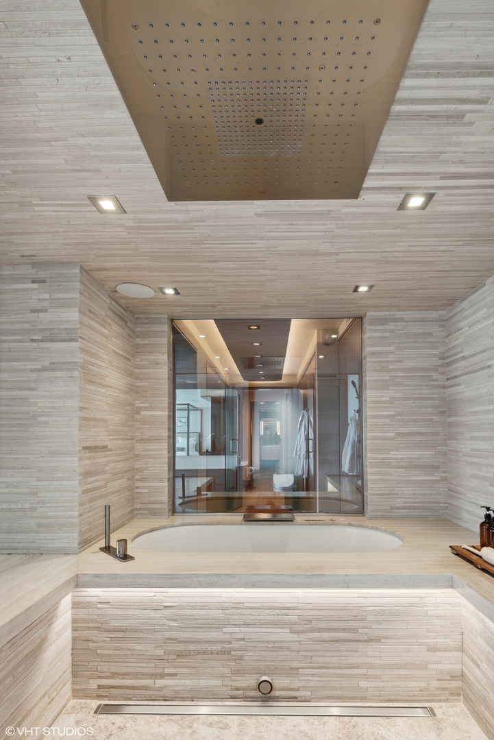 111 E Chestnut Street Unit: 56AB