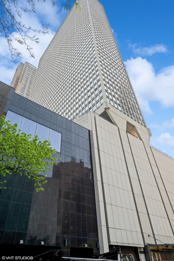 111 E Chestnut Street Unit: 56AB