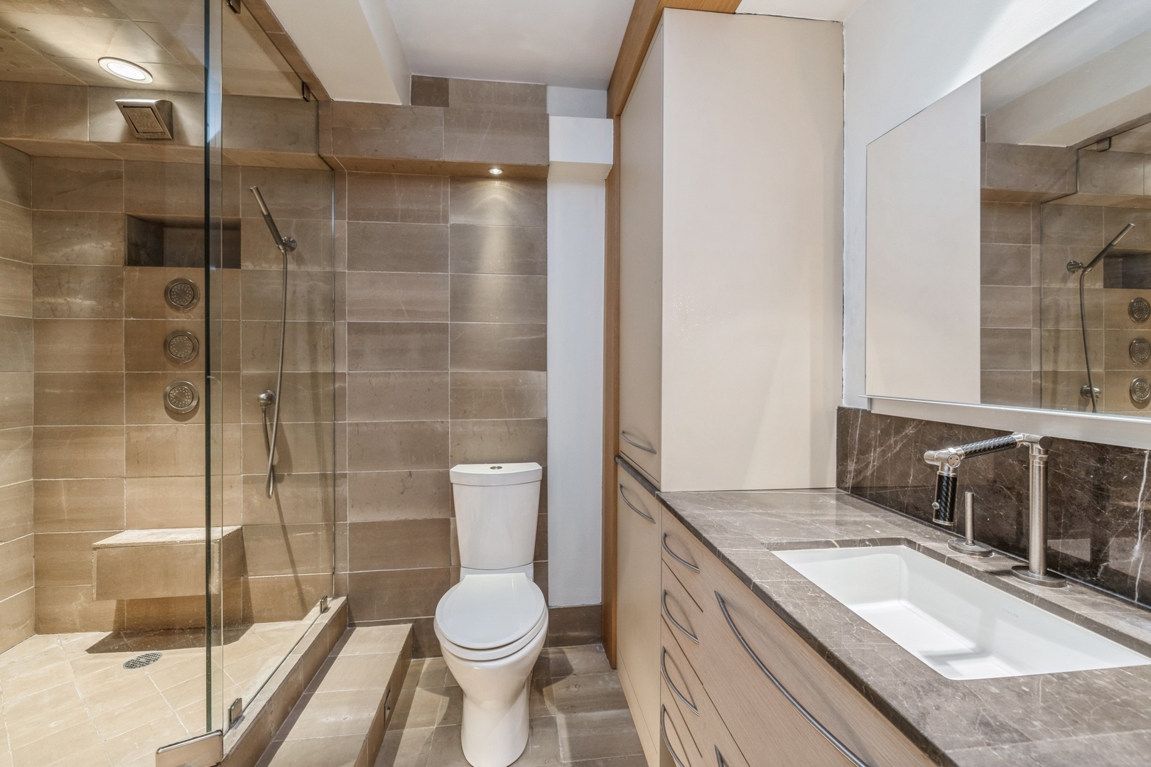 1555 N ASTOR Street Unit: 4SE