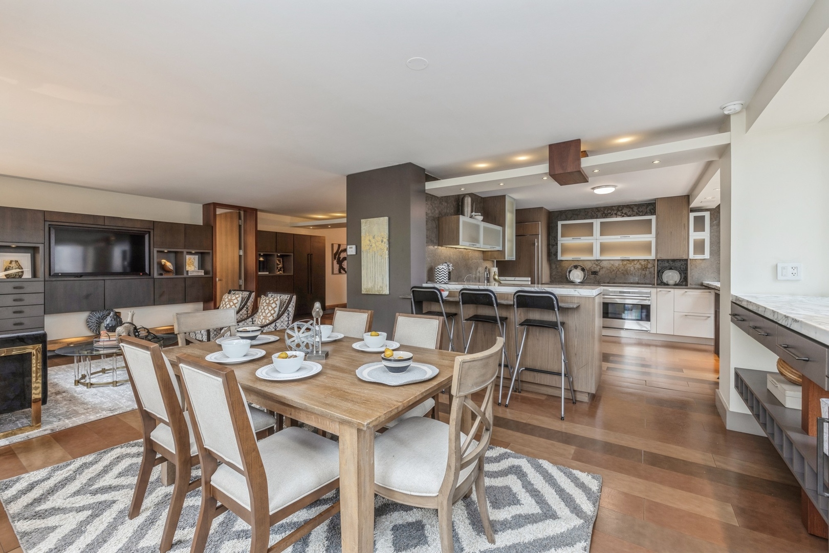 1555 N ASTOR Street Unit: 4SE