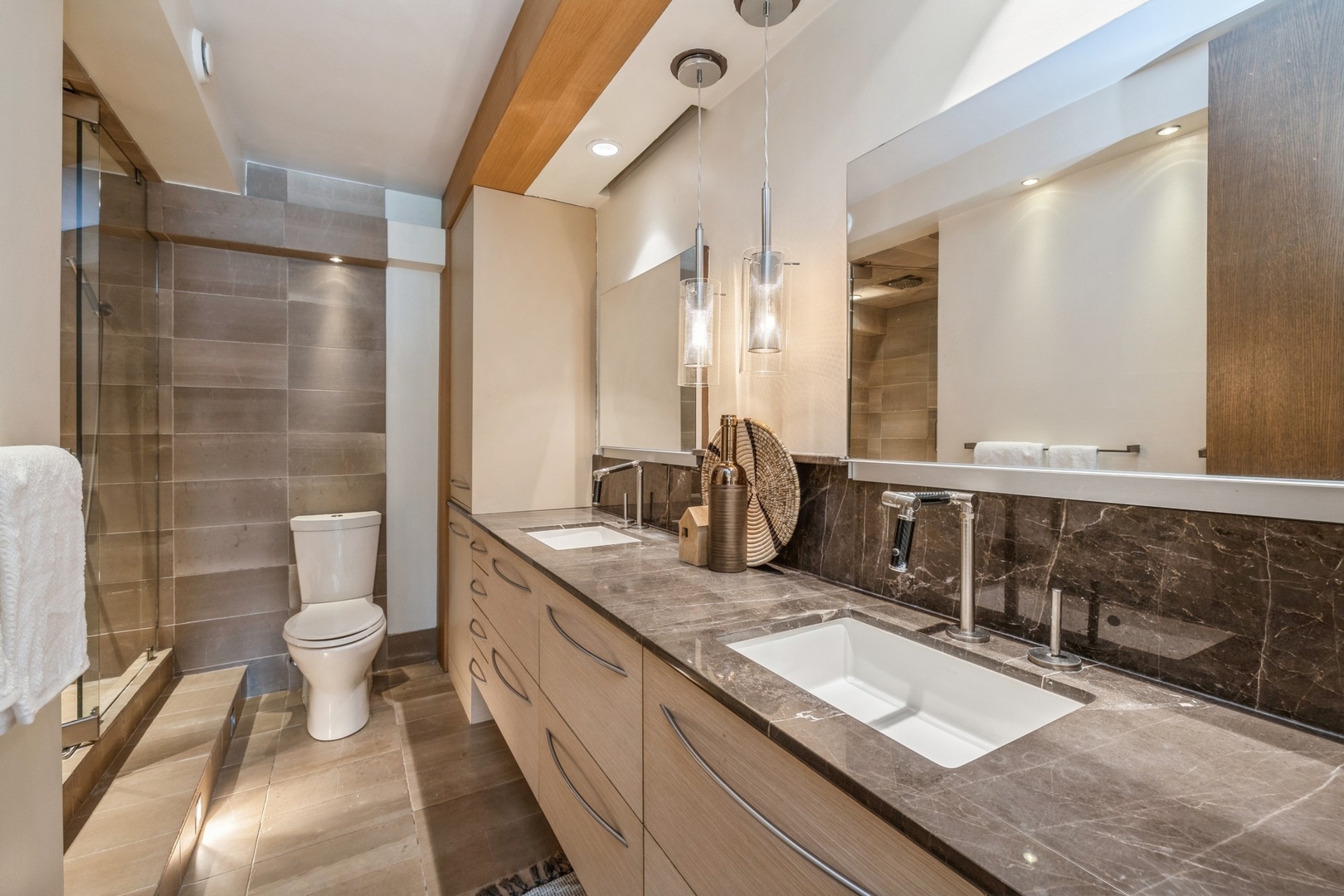 1555 N ASTOR Street Unit: 4SE