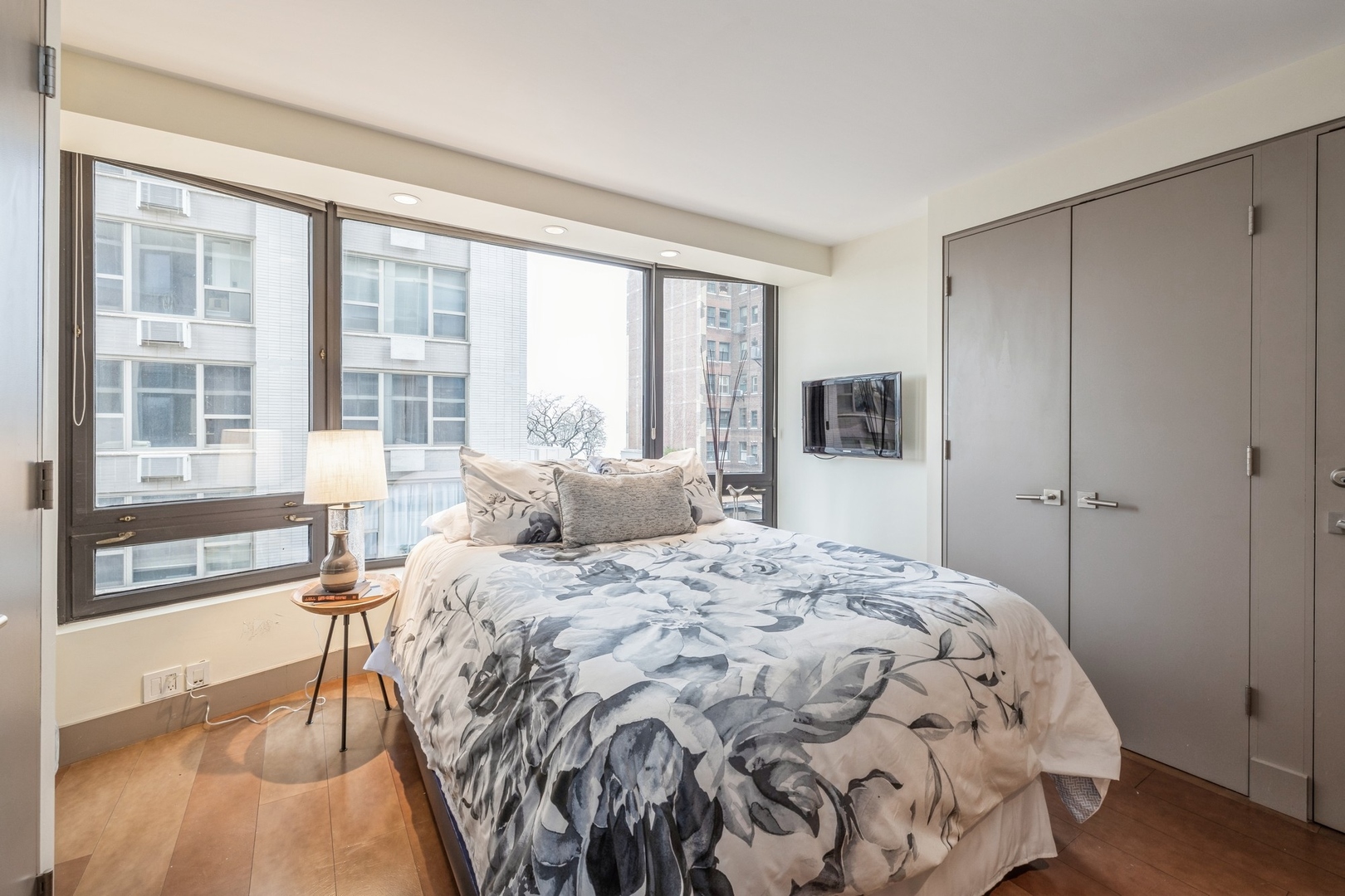 1555 N ASTOR Street Unit: 4SE