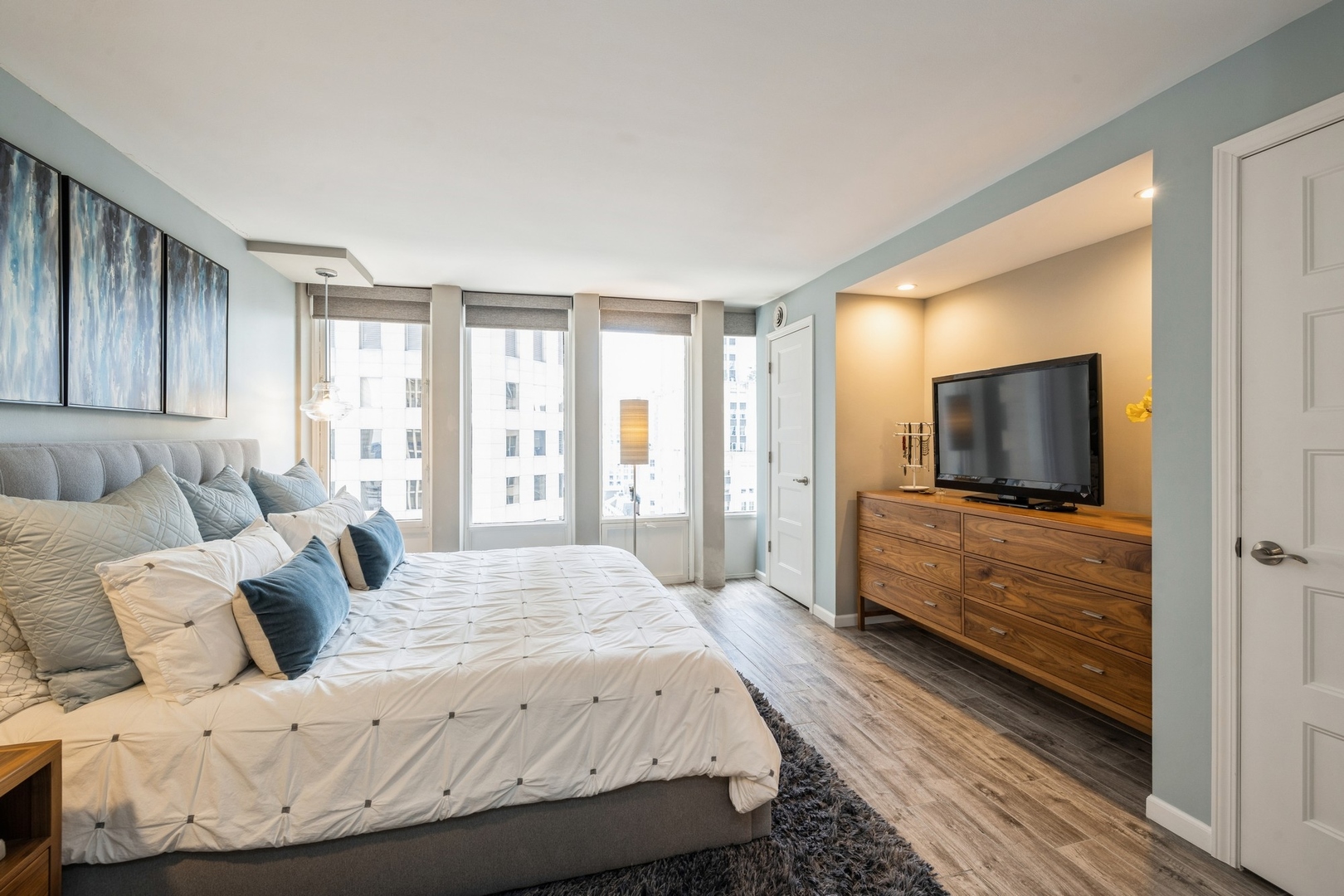 100 E Walton Street Unit: 27D