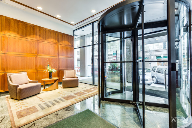 100 E WALTON Street Unit: 33D