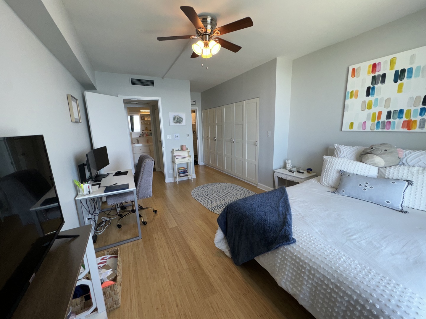 3200 N Lake Shore Drive Unit: 2410