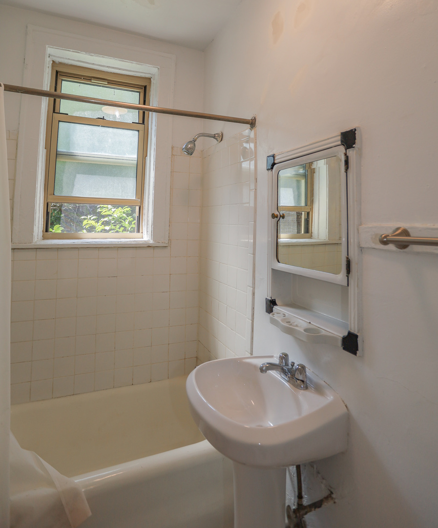 5728 S Blackstone Avenue Unit: 110