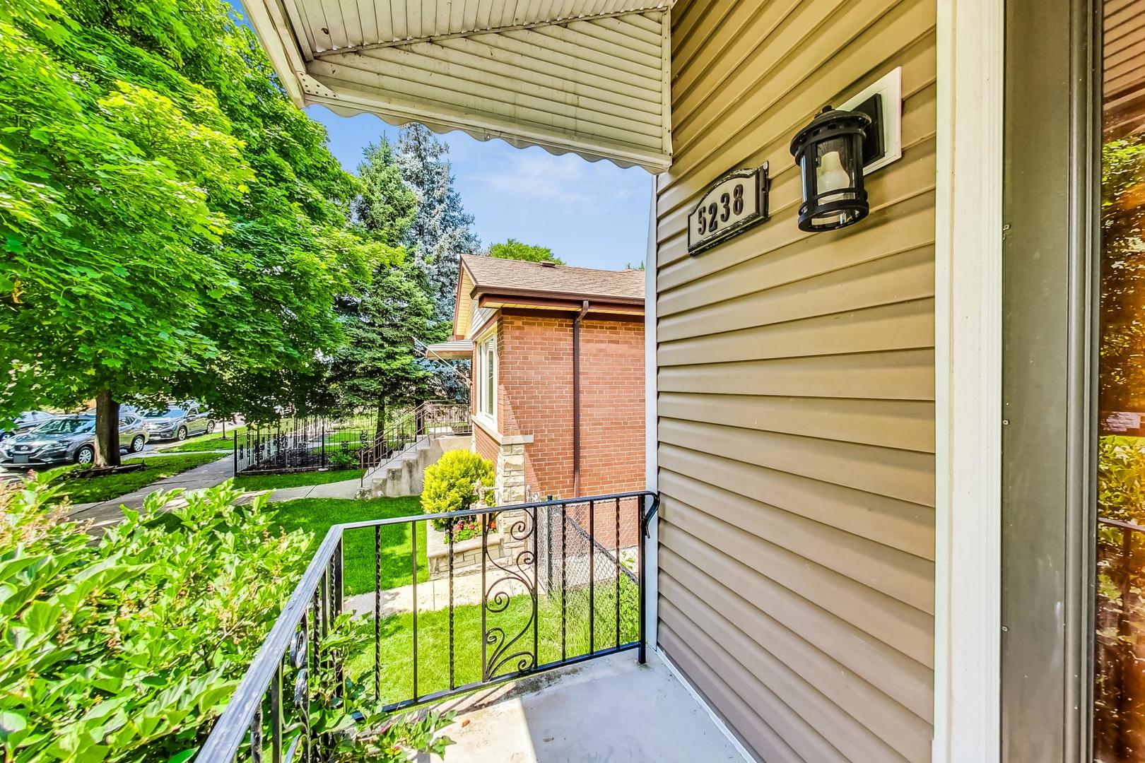 5238 W WAVELAND Avenue