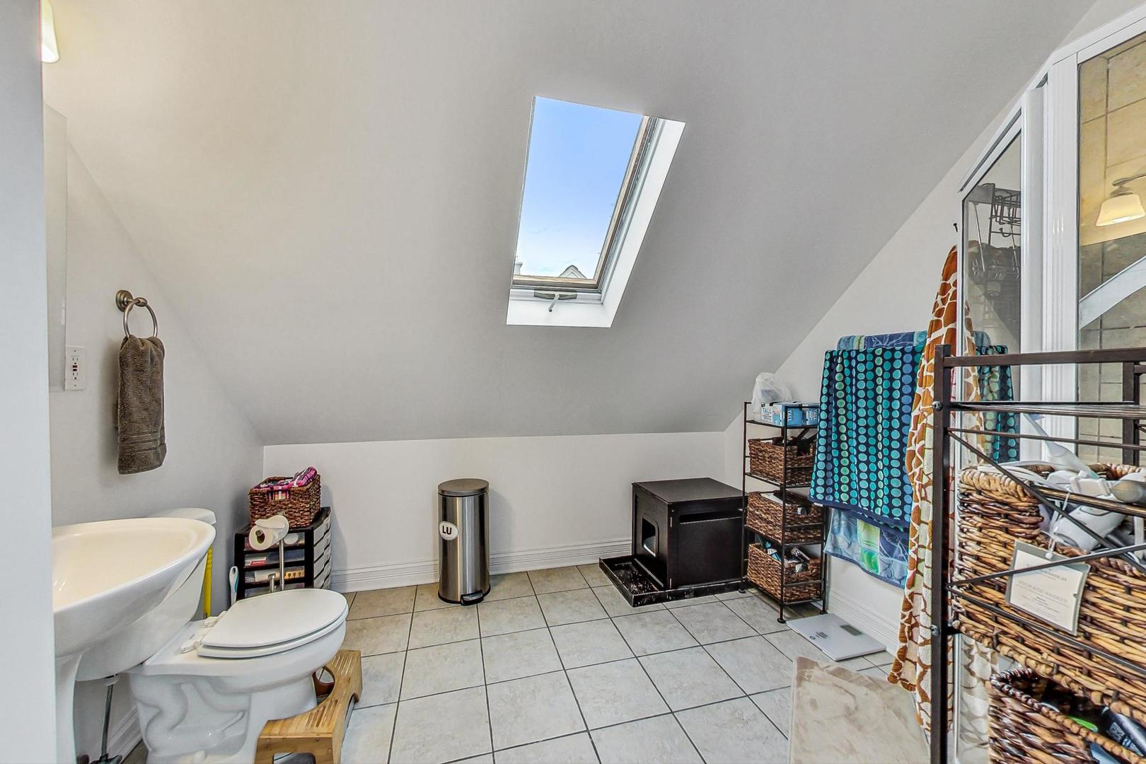 5238 W WAVELAND Avenue