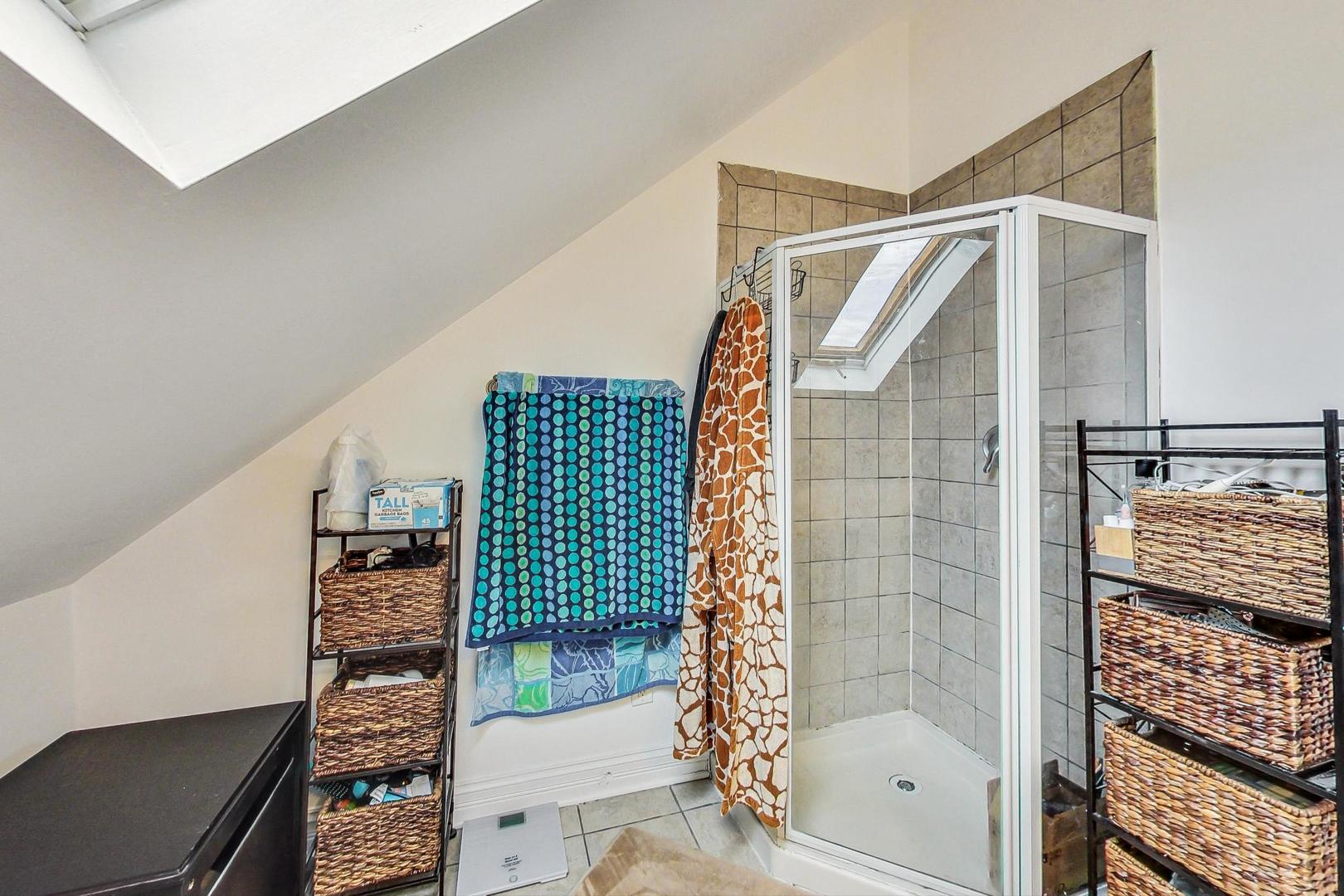 5238 W WAVELAND Avenue