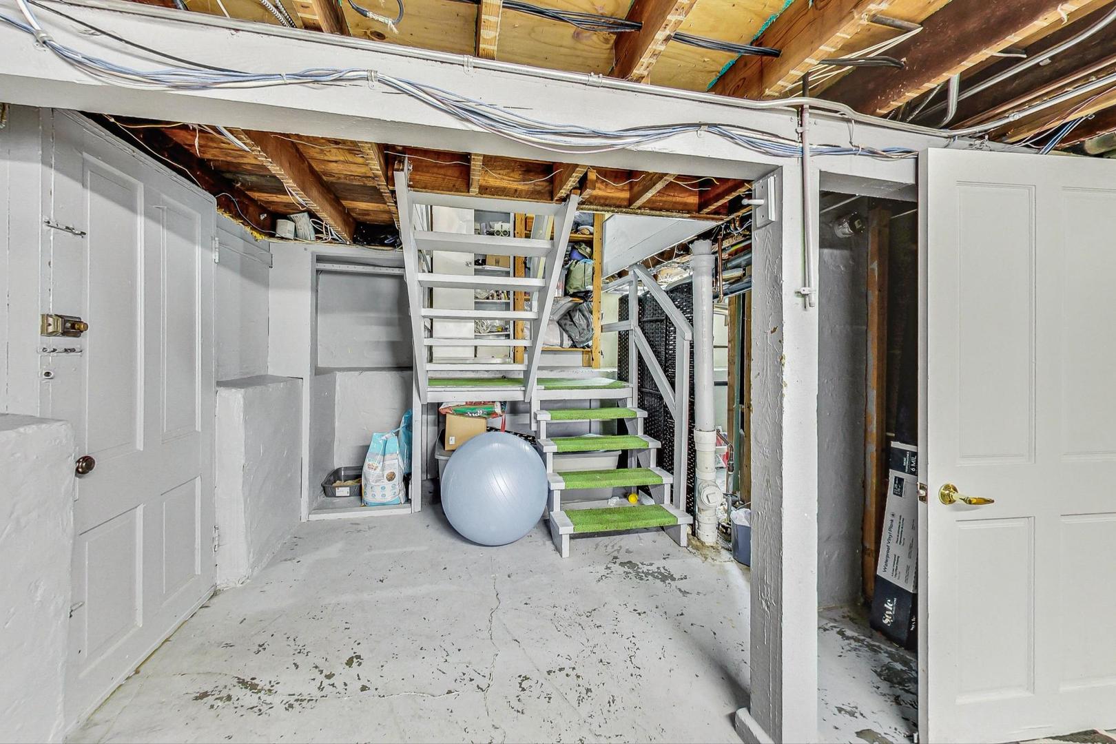 5238 W WAVELAND Avenue