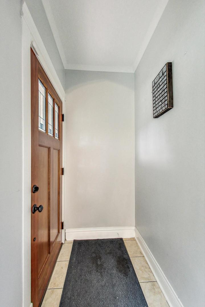 5238 W WAVELAND Avenue