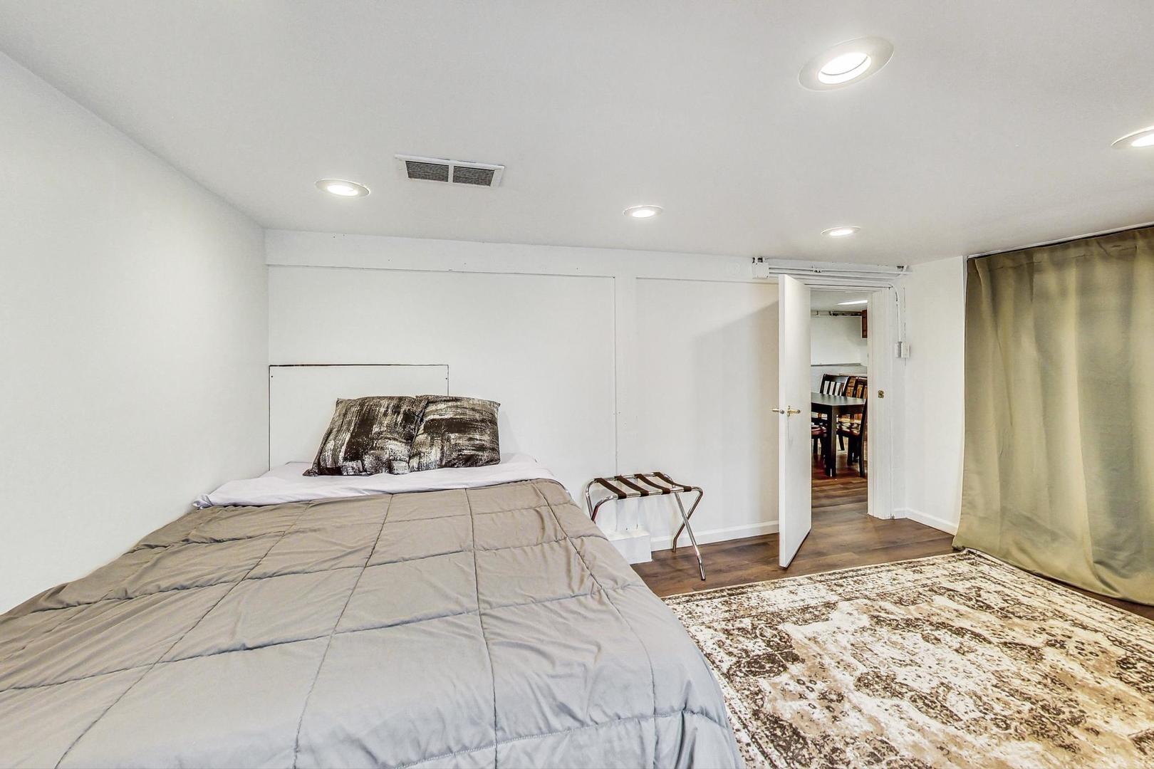 5238 W WAVELAND Avenue