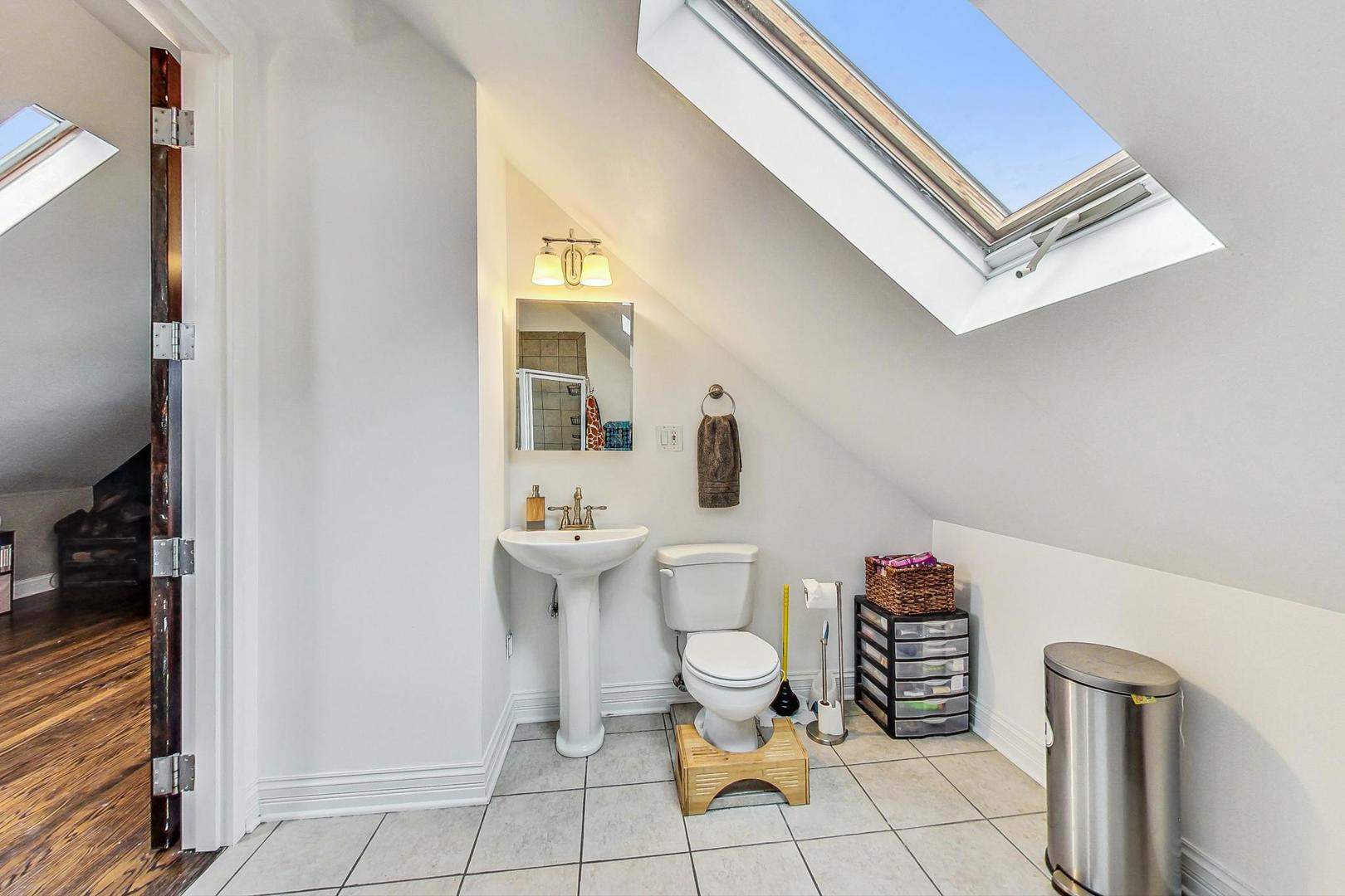 5238 W WAVELAND Avenue