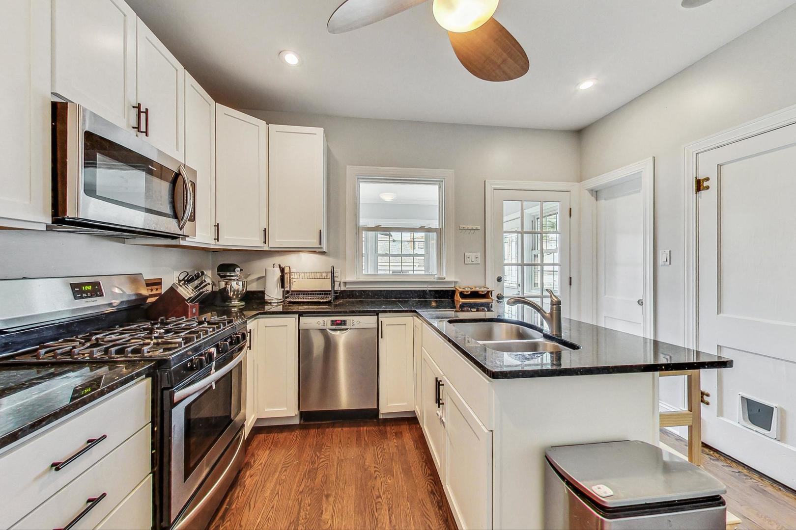 5238 W WAVELAND Avenue