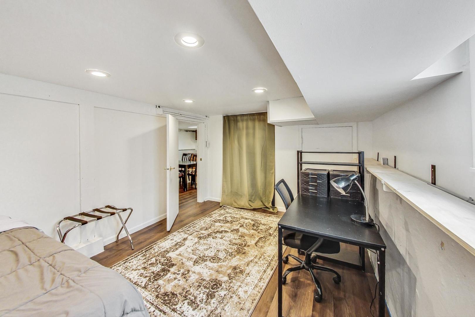 5238 W WAVELAND Avenue