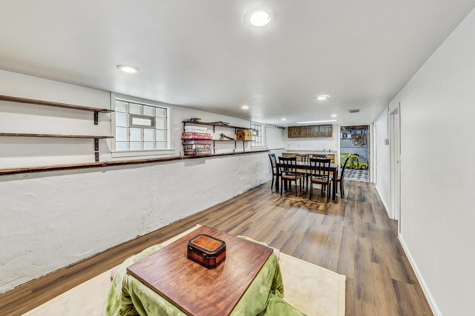 5238 W WAVELAND Avenue