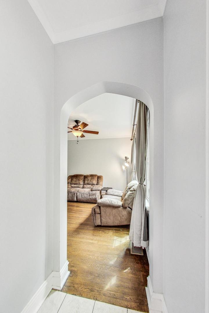 5238 W WAVELAND Avenue