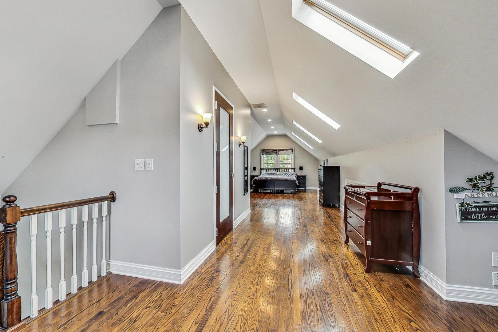 5238 W WAVELAND Avenue