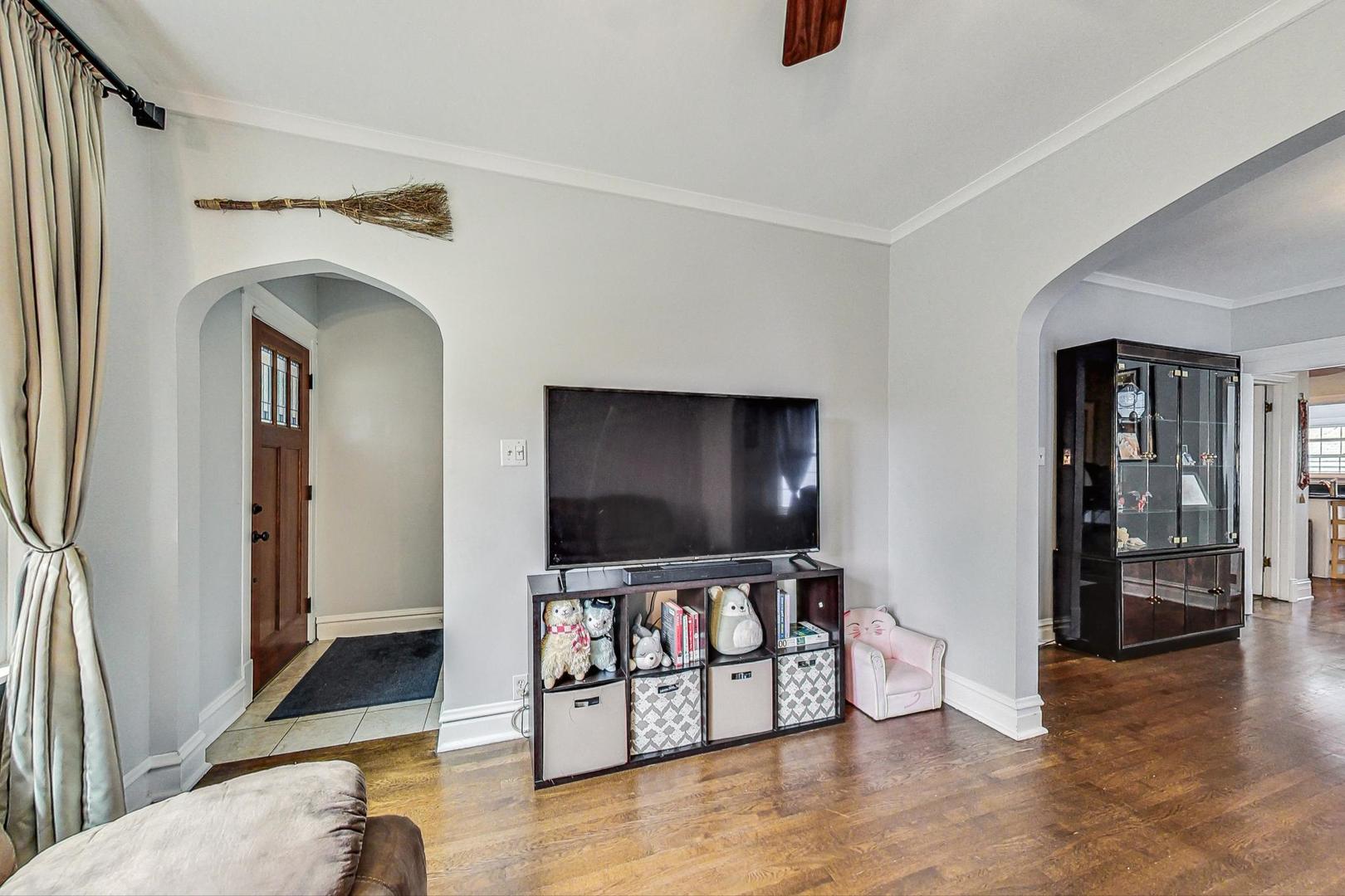 5238 W WAVELAND Avenue