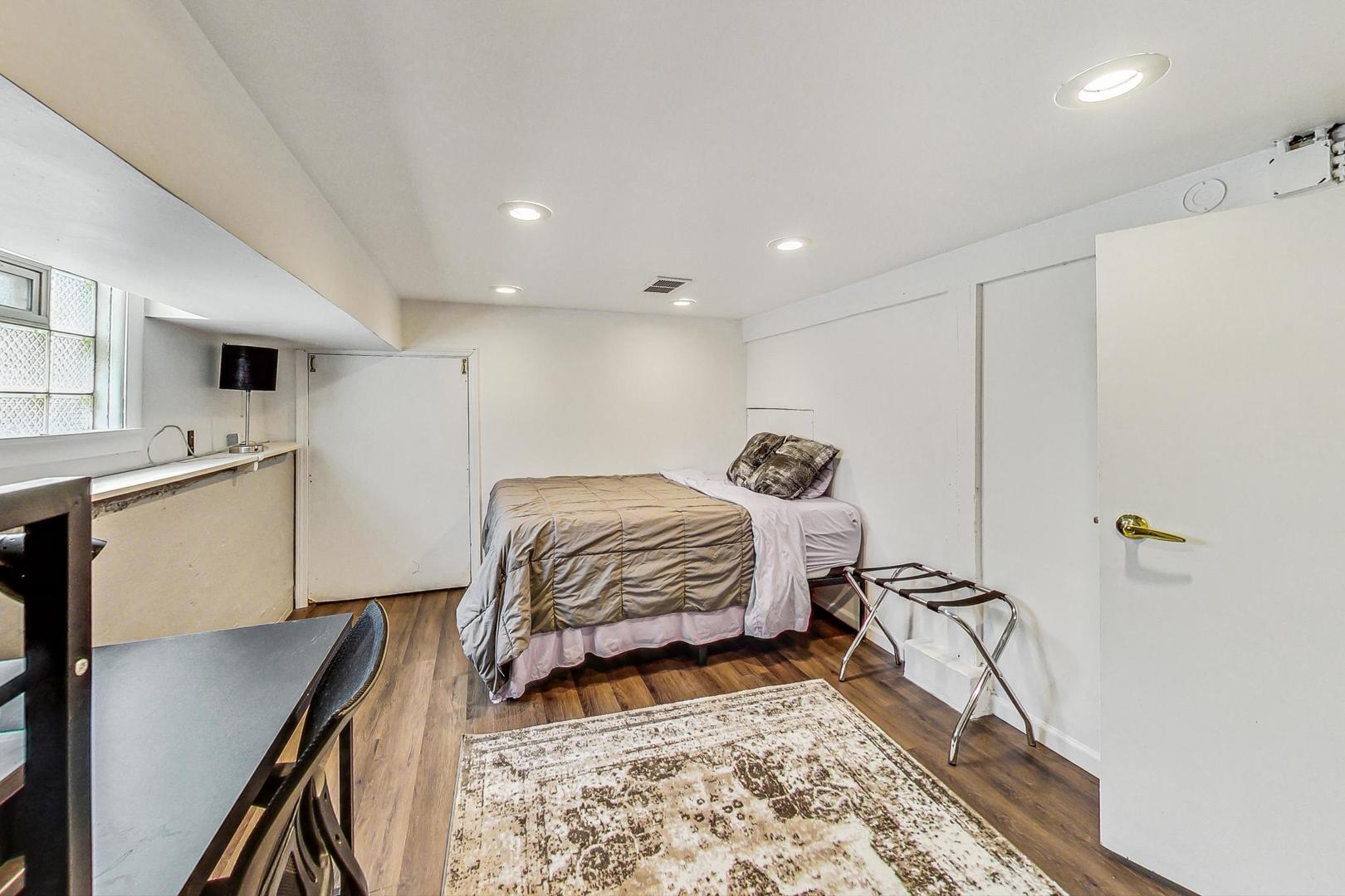 5238 W WAVELAND Avenue