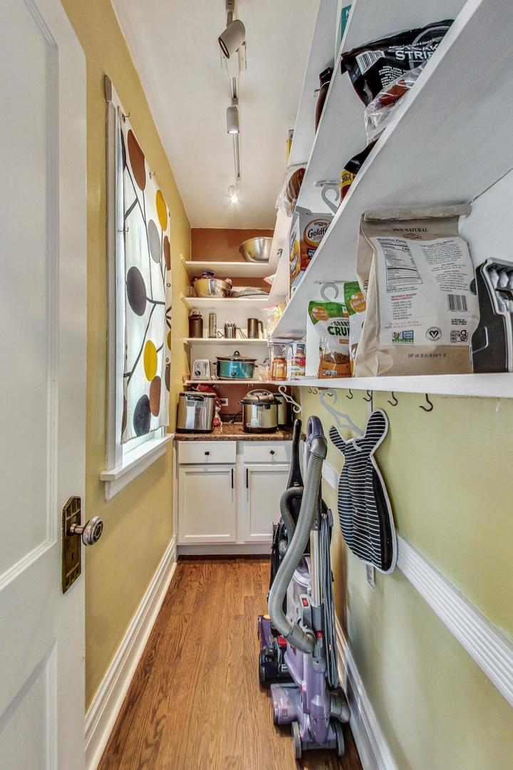 5238 W WAVELAND Avenue