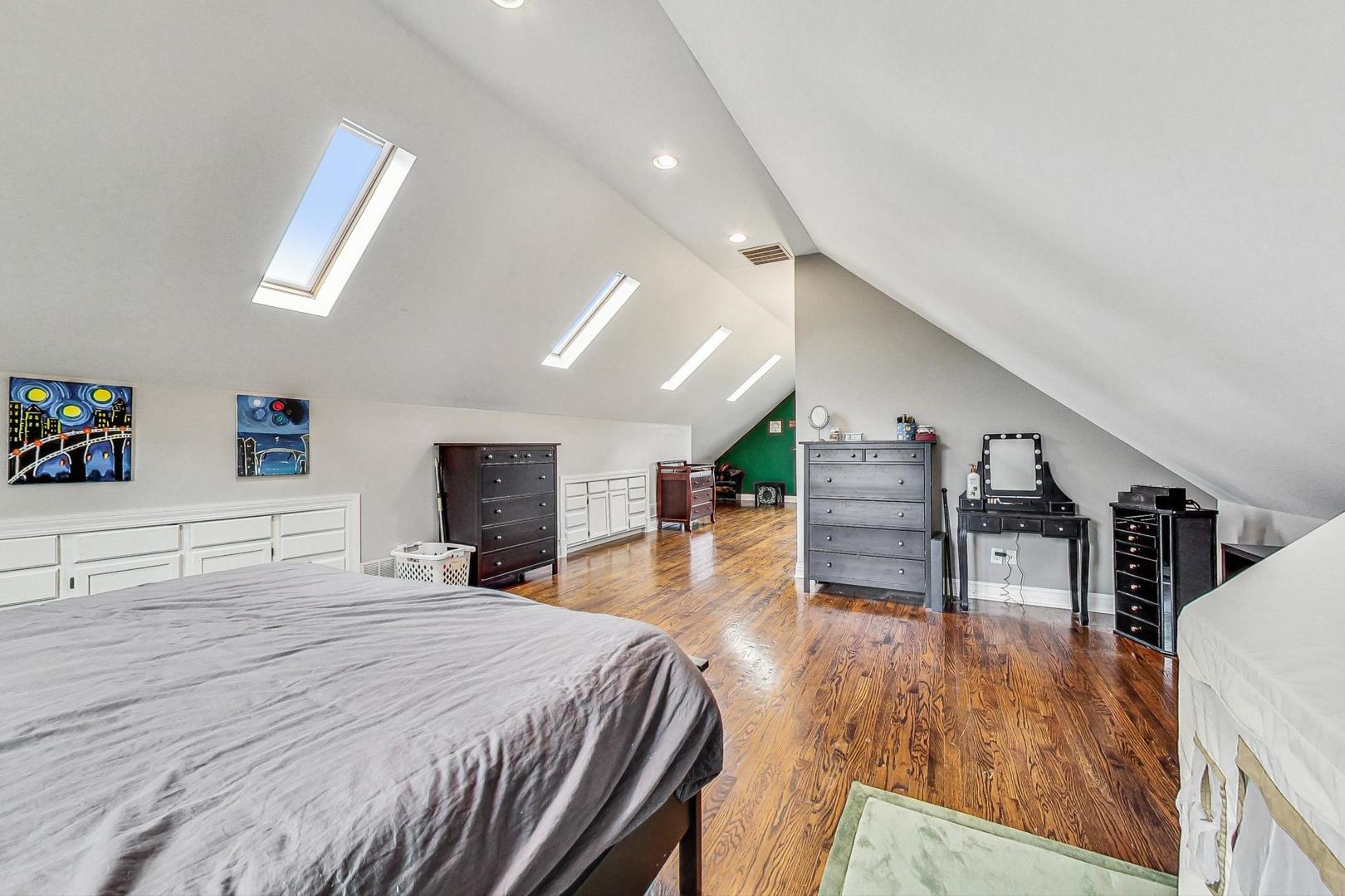 5238 W WAVELAND Avenue