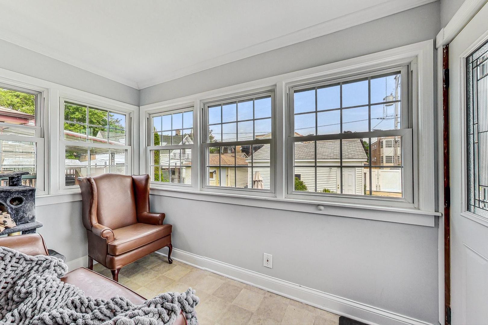 5238 W WAVELAND Avenue