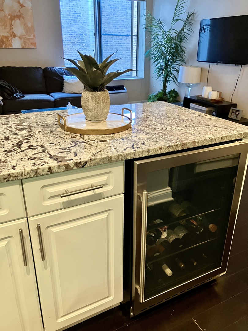 1339 N Dearborn Street Unit: 4H