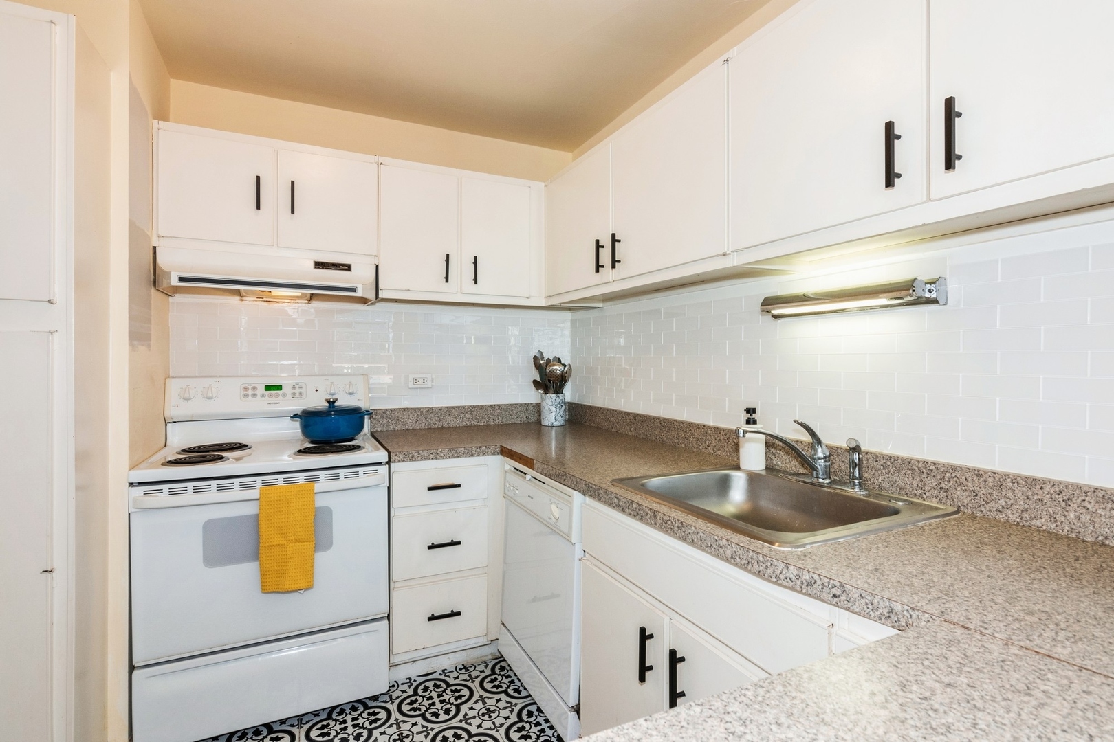 111 E Chestnut Street Unit: 22D