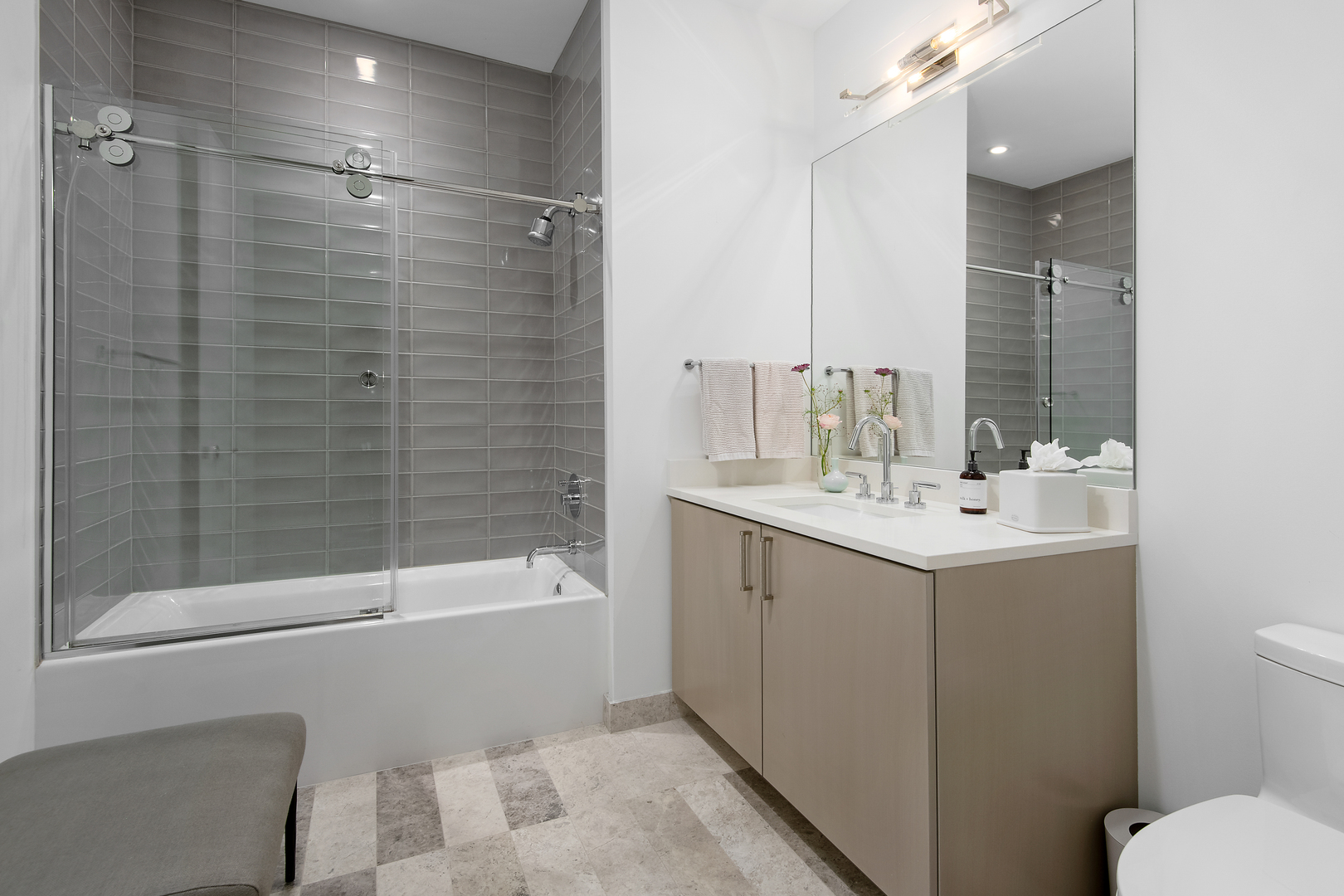 1550 N Clark Street Unit: 703