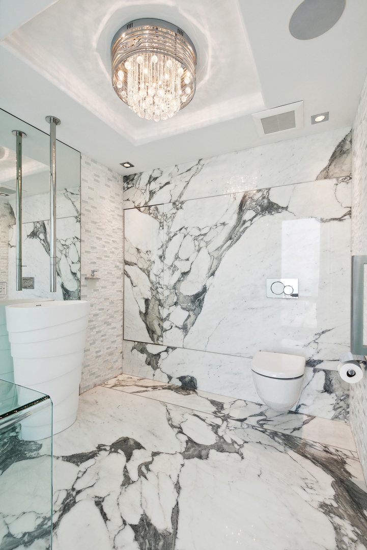 111 E Chestnut Street Unit: 56AB