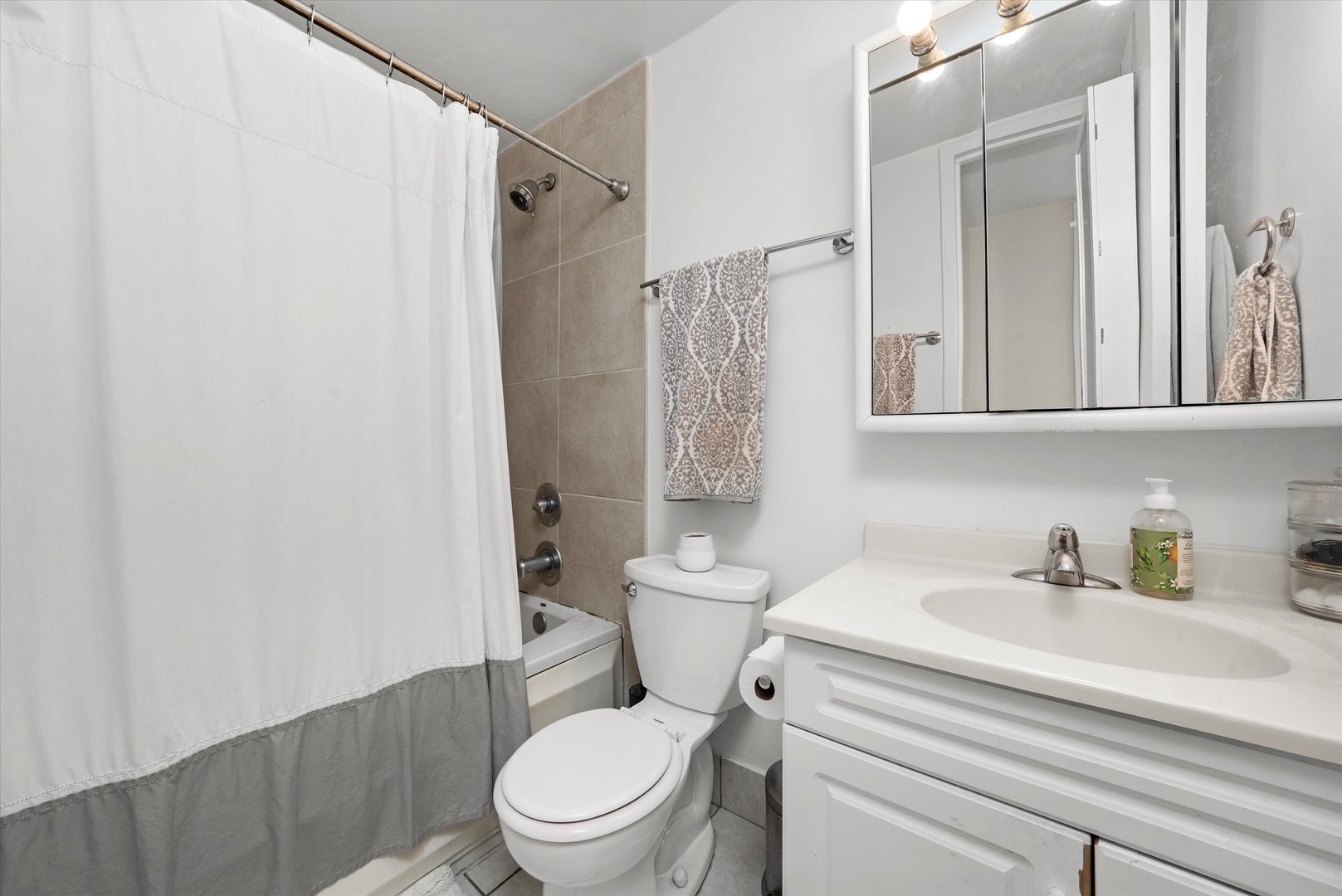 444 W Fullerton Parkway Unit: 1809