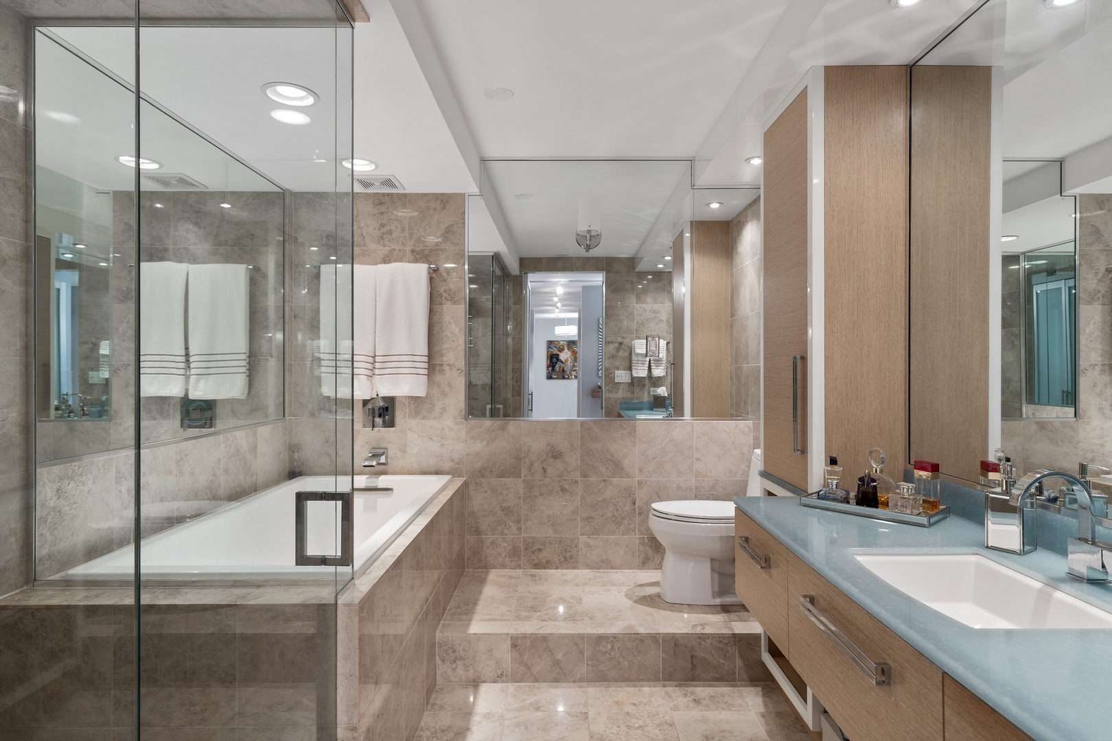 111 E Chestnut Street Unit: 17G