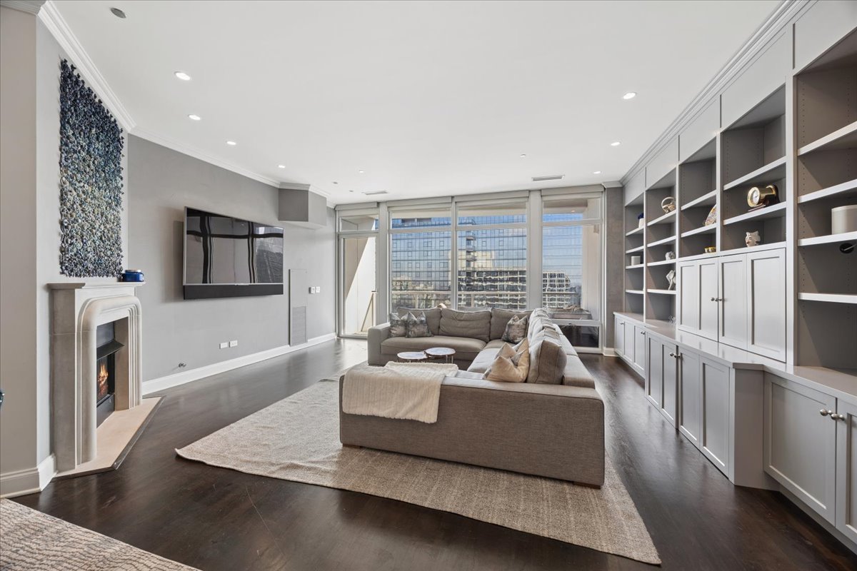 333 N Canal Street Unit: 3604