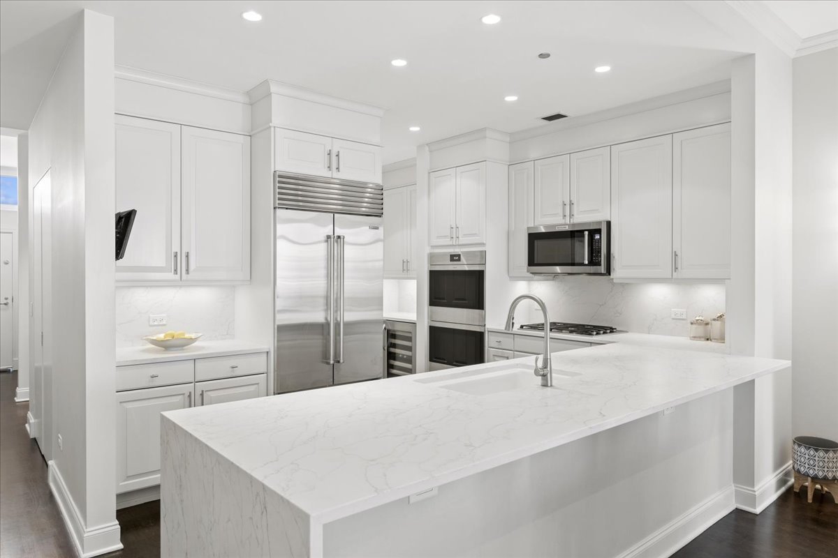 333 N Canal Street Unit: 3604