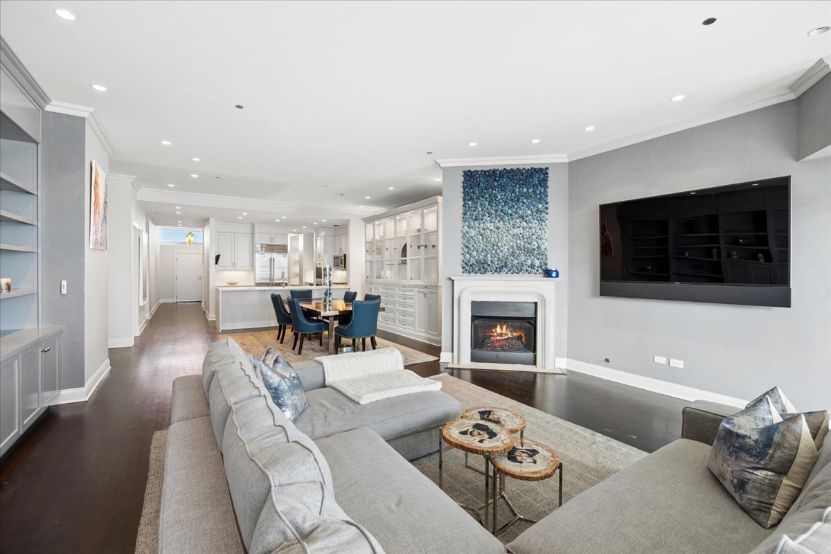 333 N Canal Street Unit: 3604