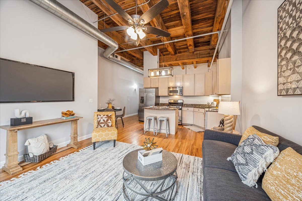 824 W Superior Street Unit: 303