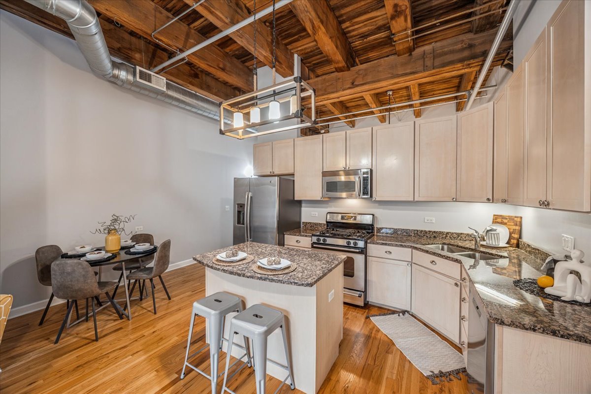824 W Superior Street Unit: 303