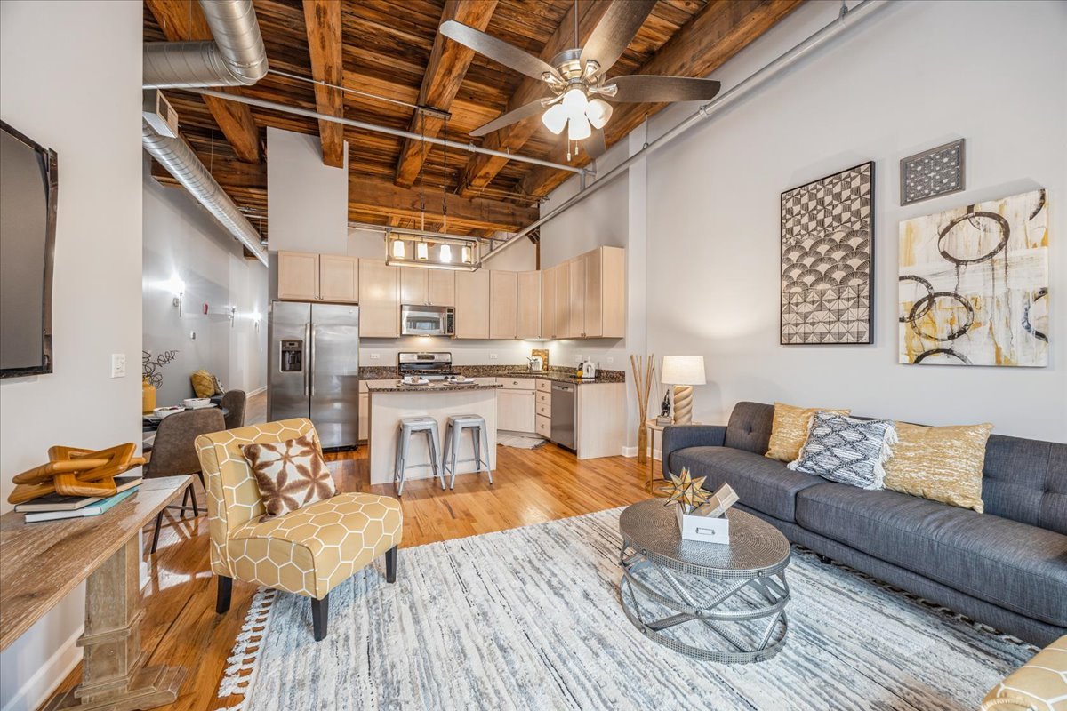 824 W Superior Street Unit: 303
