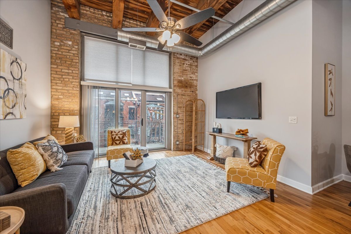 824 W Superior Street Unit: 303